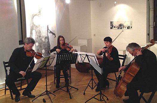 ensemble 01 in der Galerie art gluchowe spielt zur Ausstellung mit Zeichnungen von Michael Goller